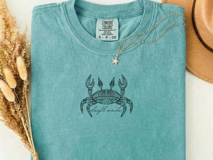 Minimalist Crab T-Shirt: Summer Beach Clothing